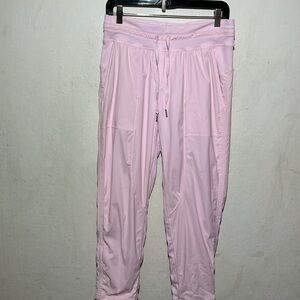 Lululemon Dance Studio Mid-Rise Lined Crop 25"
Strawberry Milkshake Size 6